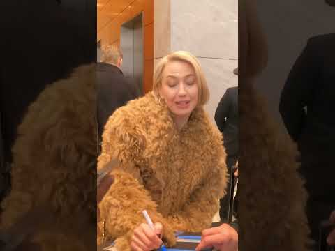 Carrie Coon does autographs for fans #siriusxm #carriecoon #ghostbusters #dolla_onlyus #tmz